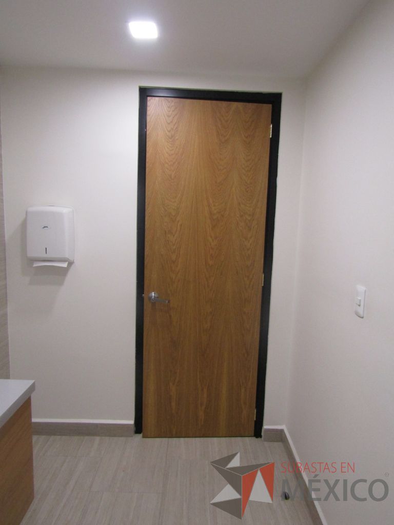 Lote 473 - 4 Puertas de madera con chapa metálica - Imagen 11