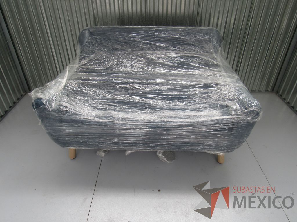 Lote 002 -Sillón de visita de 2 plazas en tela color azul con patas de madera - Imagen 17