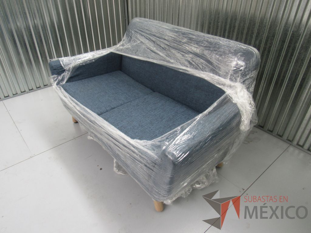 Lote 003 -Sillón de visita de 2 plazas en tela color azul con patas de madera - Imagen 16