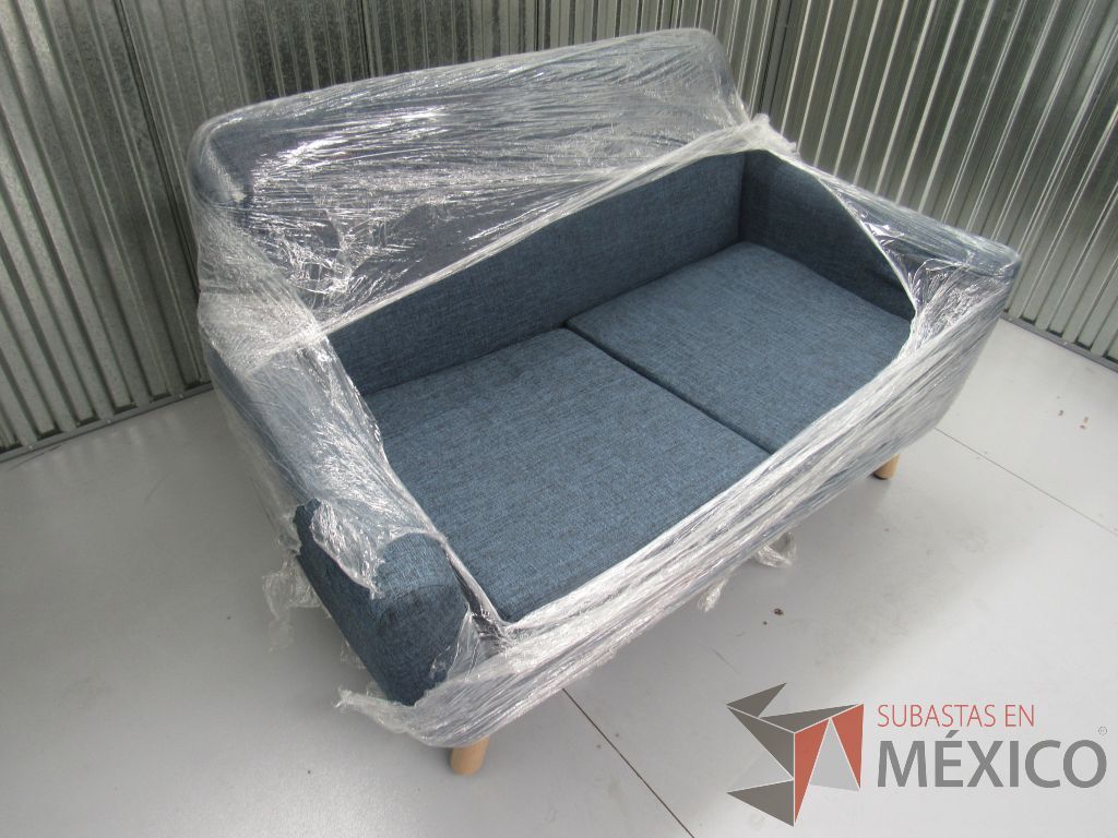 Lote 003 -Sillón de visita de 2 plazas en tela color azul con patas de madera - Imagen 17