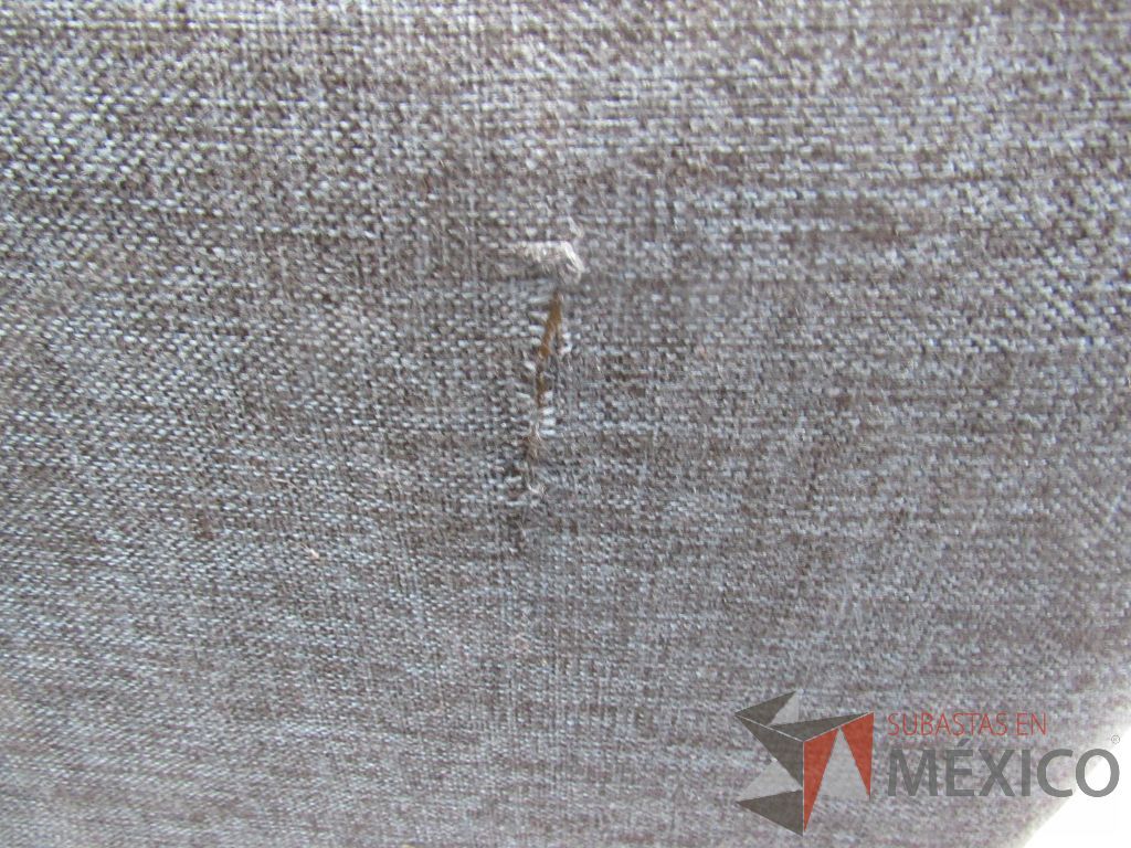 Lote 002 -Sillón de visita de 2 plazas en tela color azul con patas de madera - Imagen 7