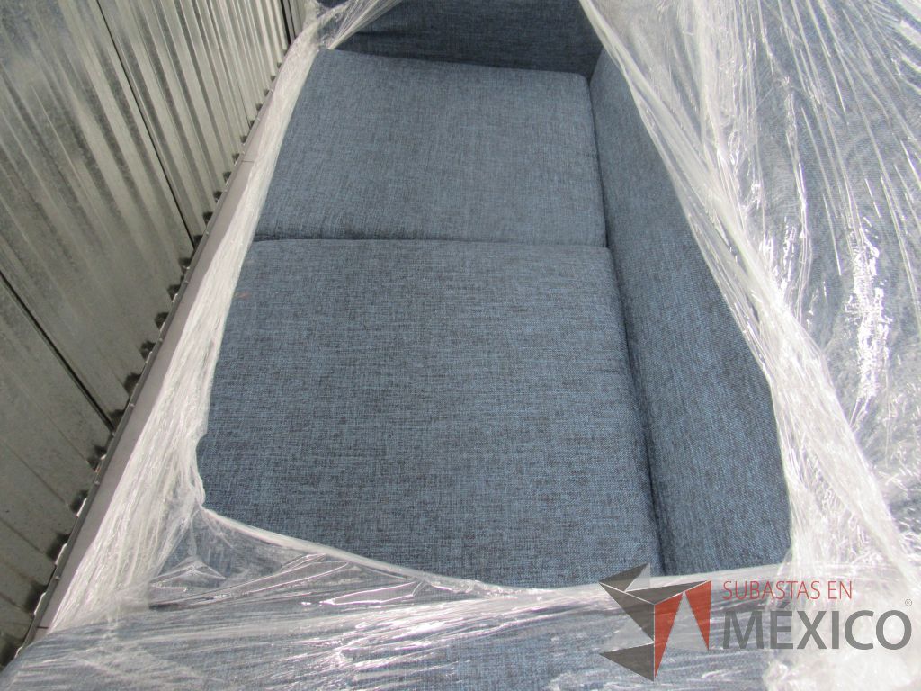 Lote 003 -Sillón de visita de 2 plazas en tela color azul con patas de madera - Imagen 6