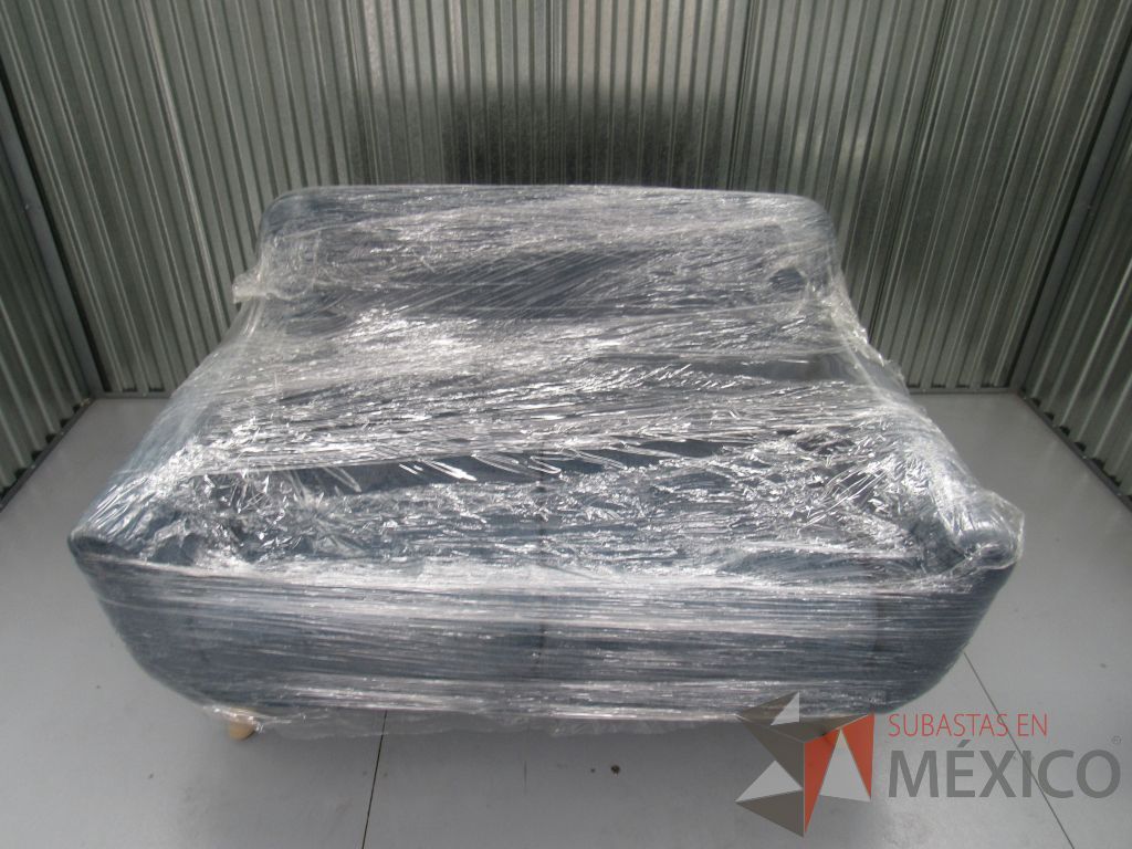 Lote 003 -Sillón de visita de 2 plazas en tela color azul con patas de madera - Imagen 7
