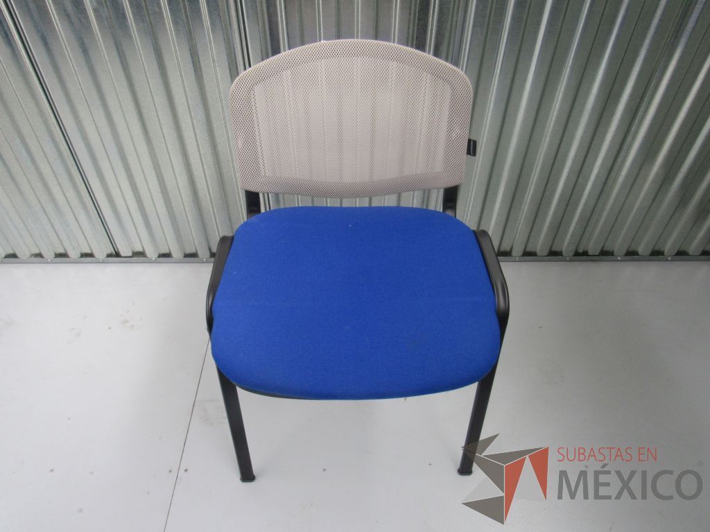 Lote 006 -2 Sillas de visita sin descansabrazos, respaldo de malla y asiento en tela color azul, OFFIHO