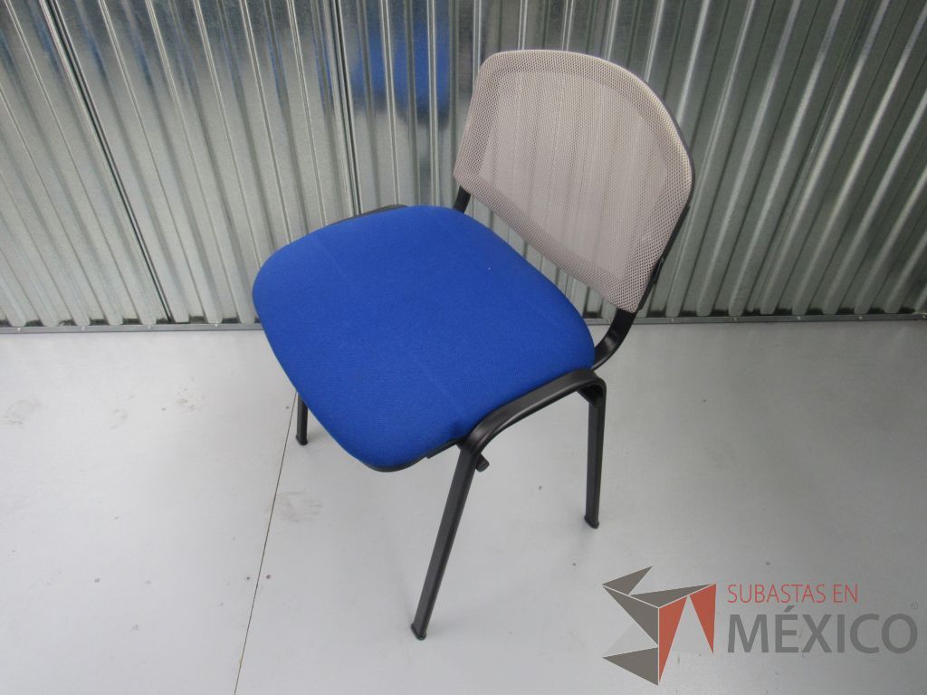 Lote 006 -2 Sillas de visita sin descansabrazos, respaldo de malla y asiento en tela color azul, OFFIHO - Imagen 5