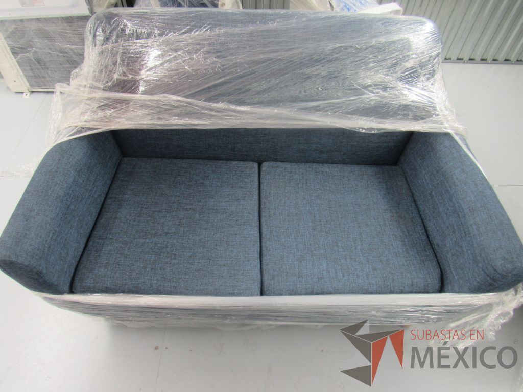 Lote 003 -Sillón de visita de 2 plazas en tela color azul con patas de madera - Imagen 8