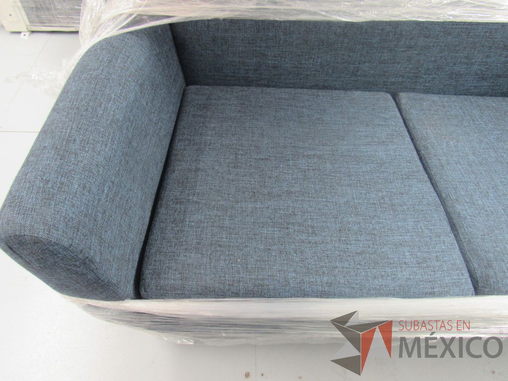 Lote 003 -Sillón de visita de 2 plazas en tela color azul con patas de madera - Imagen 4