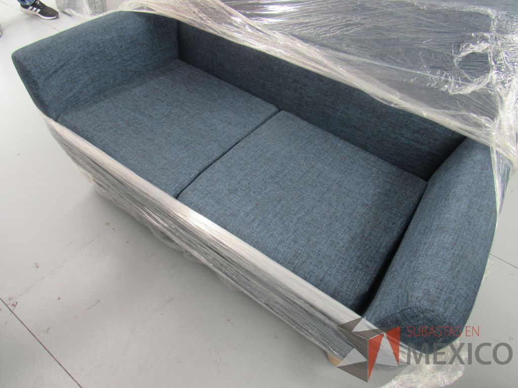 Lote 003 -Sillón de visita de 2 plazas en tela color azul con patas de madera - Imagen 3