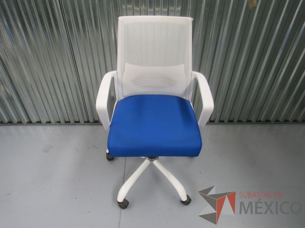 Lote 015 -3 Sillas operativas con descansabrazos, respaldo de malla blanco, asiento de tela en color azul y patas con ruedas