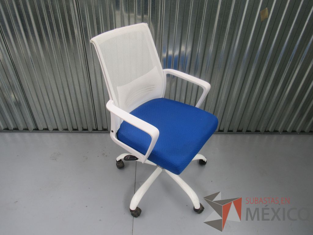Lote 015 -3 Sillas operativas con descansabrazos, respaldo de malla blanco, asiento de tela en color azul y patas con ruedas - Imagen 7