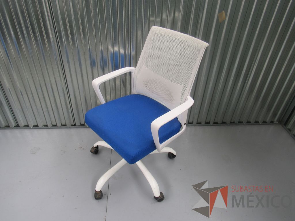 Lote 015 -3 Sillas operativas con descansabrazos, respaldo de malla blanco, asiento de tela en color azul y patas con ruedas - Imagen 8
