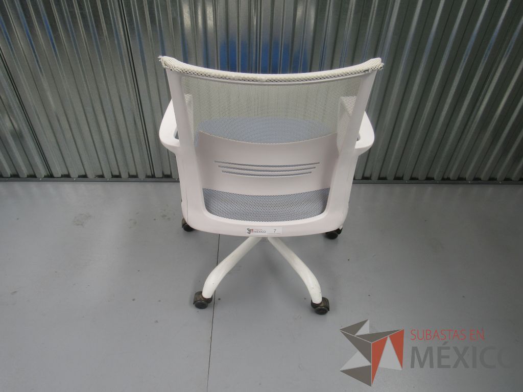 Lote 015 -3 Sillas operativas con descansabrazos, respaldo de malla blanco, asiento de tela en color azul y patas con ruedas - Imagen 2