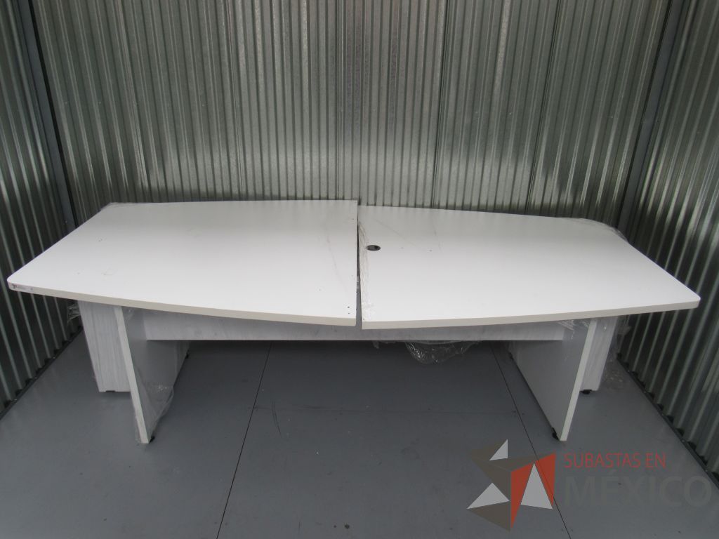 Lote 16 -Mesa de sala de juntas desarmada tipo madera en color blanco dividida en 3 piezas - Imagen 8
