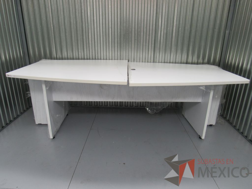 Lote 017 -Mesa de sala de juntas desarmada tipo madera en color blanco dividida en 3 piezas - Imagen 10