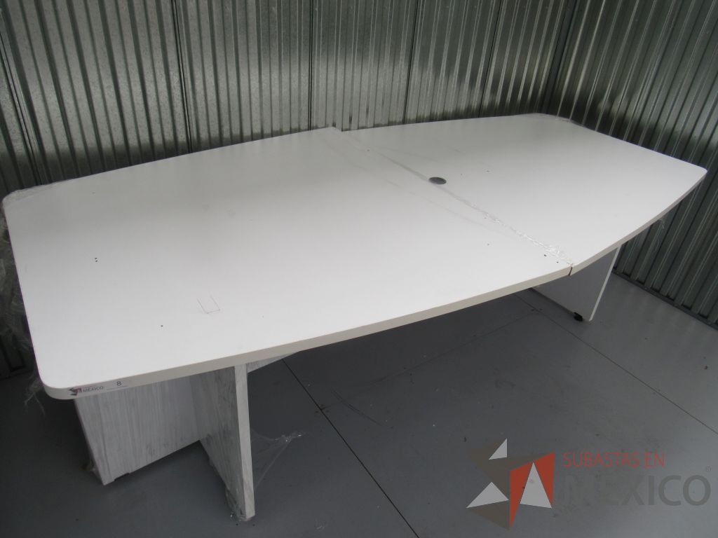 Lote 16 -Mesa de sala de juntas desarmada tipo madera en color blanco dividida en 3 piezas - Imagen 9
