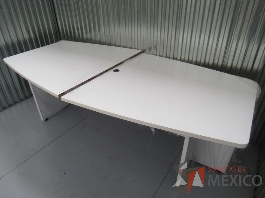 Lote 16 -Mesa de sala de juntas desarmada tipo madera en color blanco dividida en 3 piezas - Imagen 10