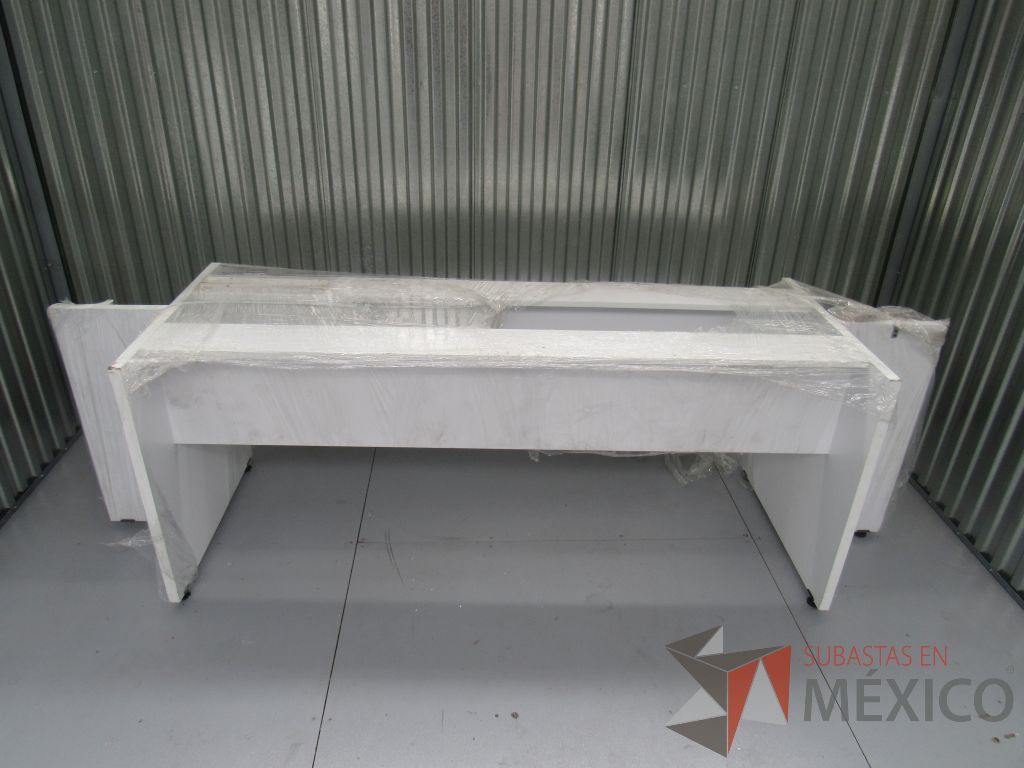 Lote 16 -Mesa de sala de juntas desarmada tipo madera en color blanco dividida en 3 piezas - Imagen 2