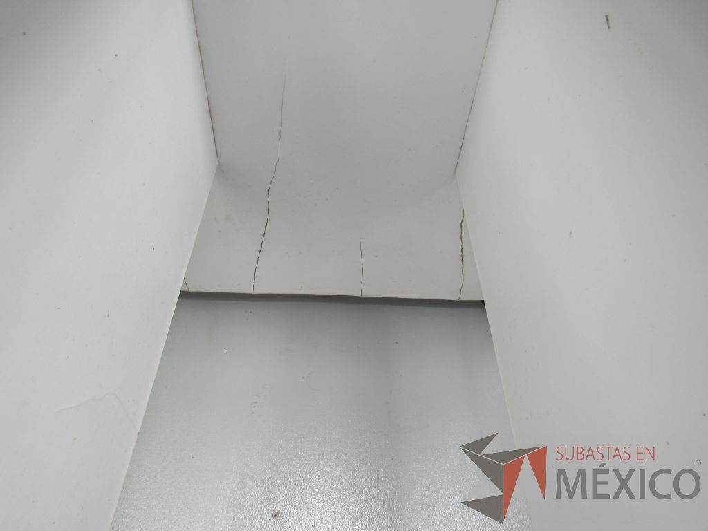 Lote 16 -Mesa de sala de juntas desarmada tipo madera en color blanco dividida en 3 piezas - Imagen 4