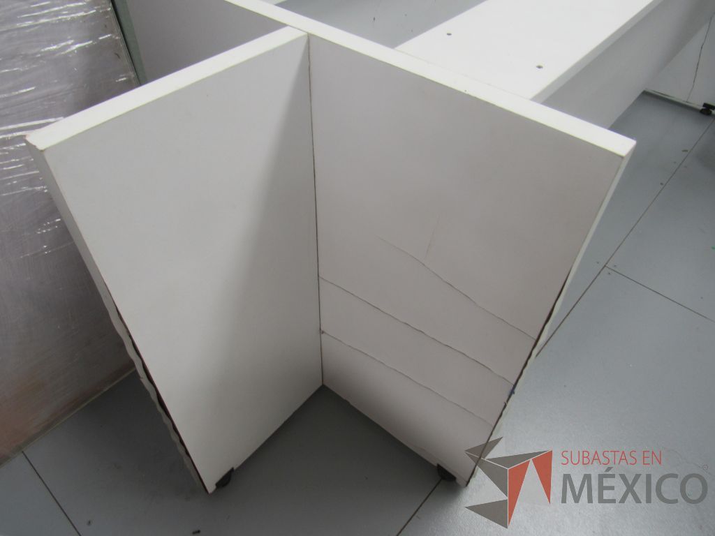 Lote 017 -Mesa de sala de juntas desarmada tipo madera en color blanco dividida en 3 piezas - Imagen 6