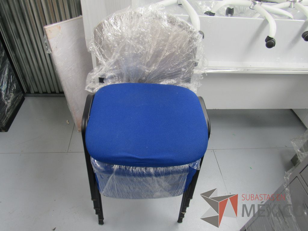 Lote 010 -2 Sillas de visita sin descansabrazos, respaldo de malla y asiento en tela color azul, OFFIHO - Imagen 7