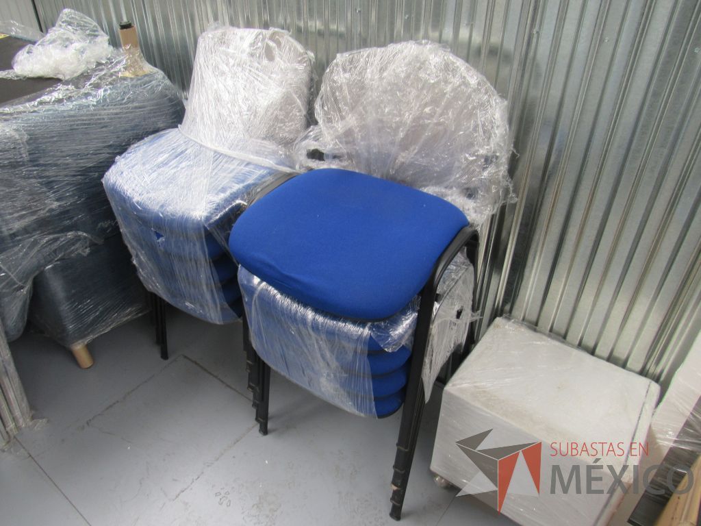 Lote 007 -2 Sillas de visita sin descansabrazos, respaldo de malla y asiento en tela color azul, OFFIHO - Imagen 2