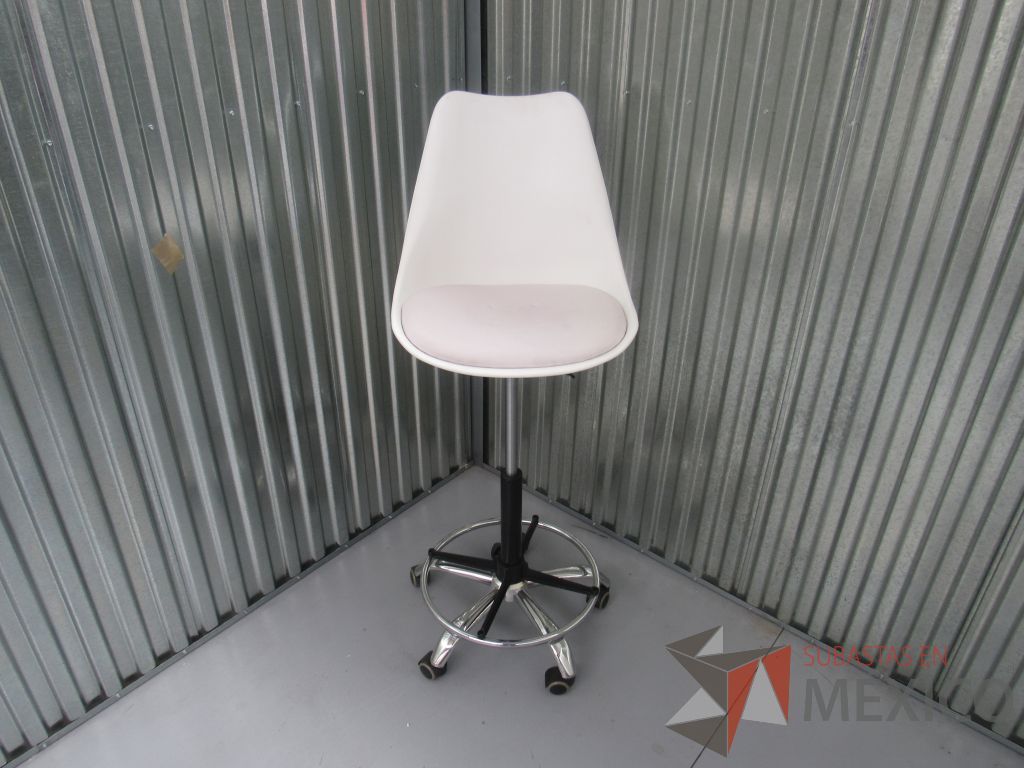 Lote 019 -2 Sillas de barra ajustable con respaldo de plástico y asiento tipo piel en color blanco