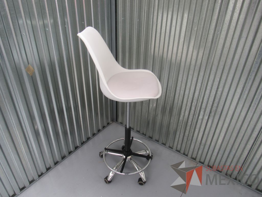Lote 019 -2 Sillas de barra ajustable con respaldo de plástico y asiento tipo piel en color blanco - Imagen 2