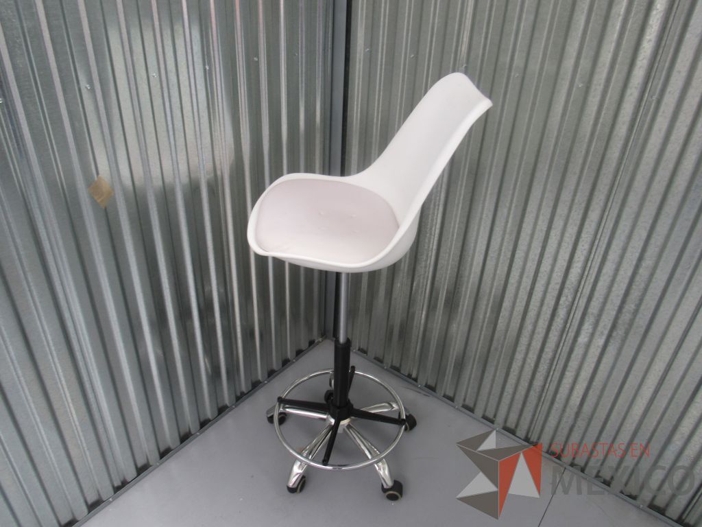 Lote 019 -2 Sillas de barra ajustable con respaldo de plástico y asiento tipo piel en color blanco - Imagen 3