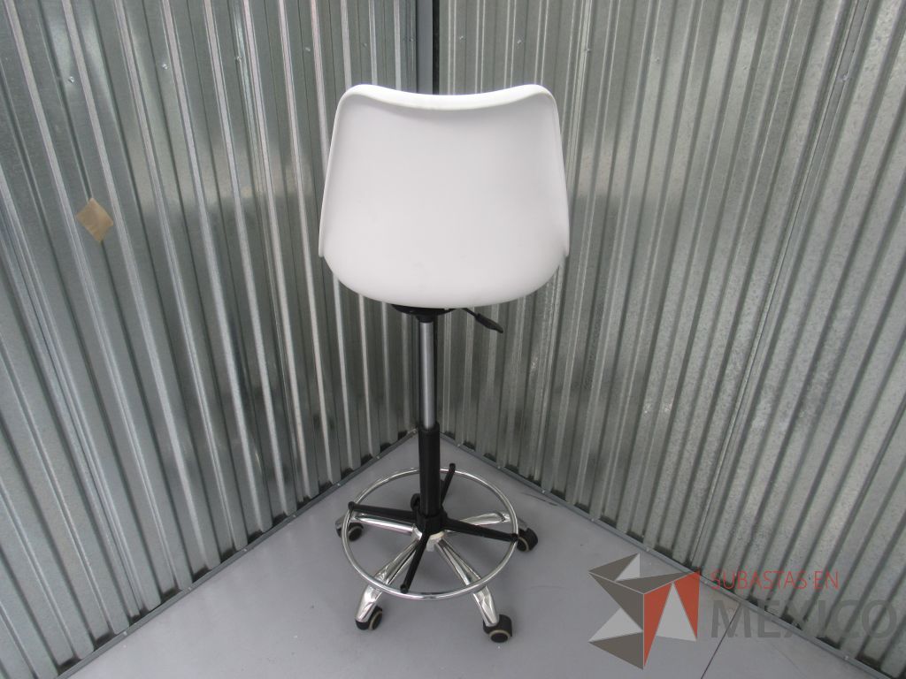 Lote 019 -2 Sillas de barra ajustable con respaldo de plástico y asiento tipo piel en color blanco - Imagen 4