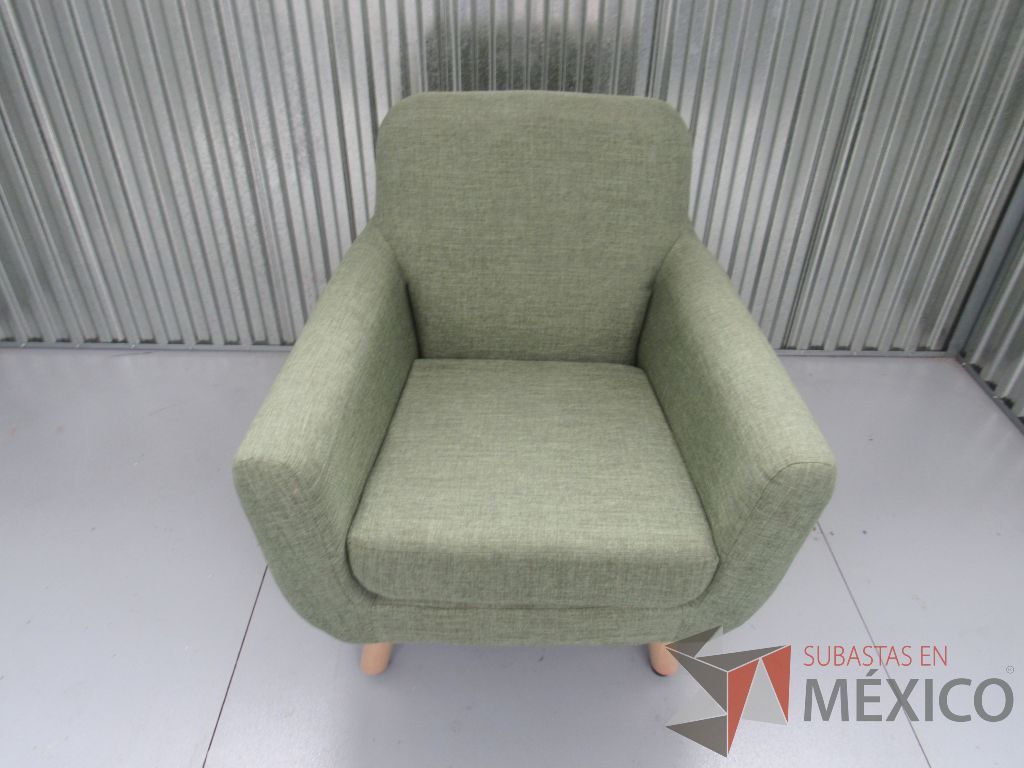Lote 021 -Sillón de visita en tela color verde con patas de madera