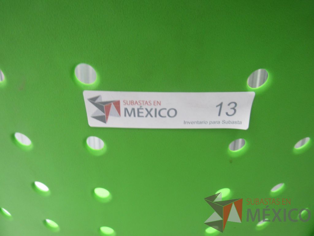Lote 026 -2 Sillas de comedor con respaldo y asiento en color verde de plástico, patas metálicas - Imagen 5