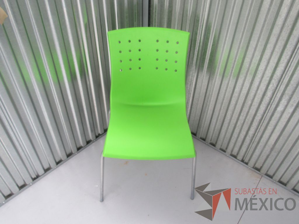 Lote 026 -2 Sillas de comedor con respaldo y asiento en color verde de plástico, patas metálicas