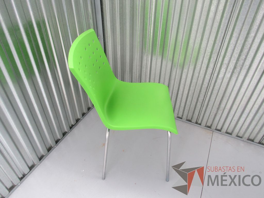 Lote 025 -2 Sillas de comedor con respaldo y asiento en color verde de plástico, patas metalicas - Imagen 3