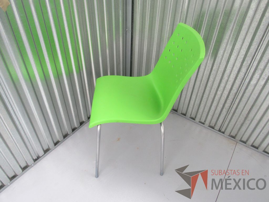 Lote 025 -2 Sillas de comedor con respaldo y asiento en color verde de plástico, patas metalicas - Imagen 4