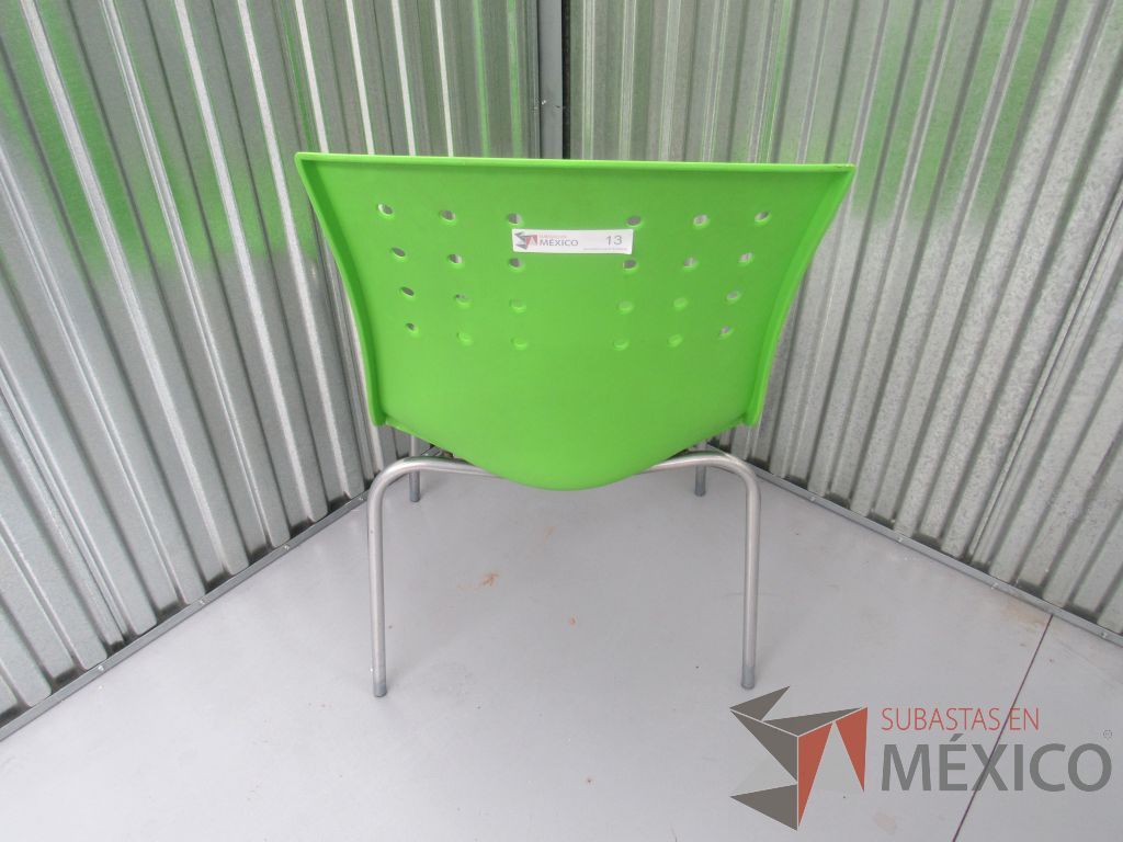 Lote 026 -2 Sillas de comedor con respaldo y asiento en color verde de plástico, patas metálicas - Imagen 2