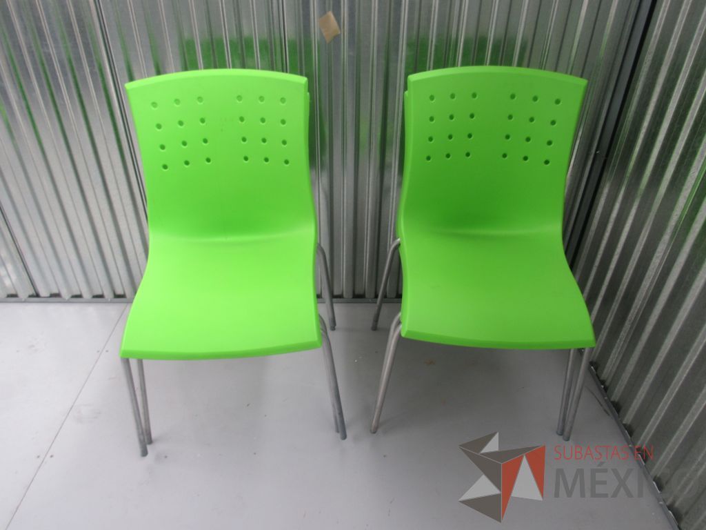 Lote 026 -2 Sillas de comedor con respaldo y asiento en color verde de plástico, patas metálicas - Imagen 3
