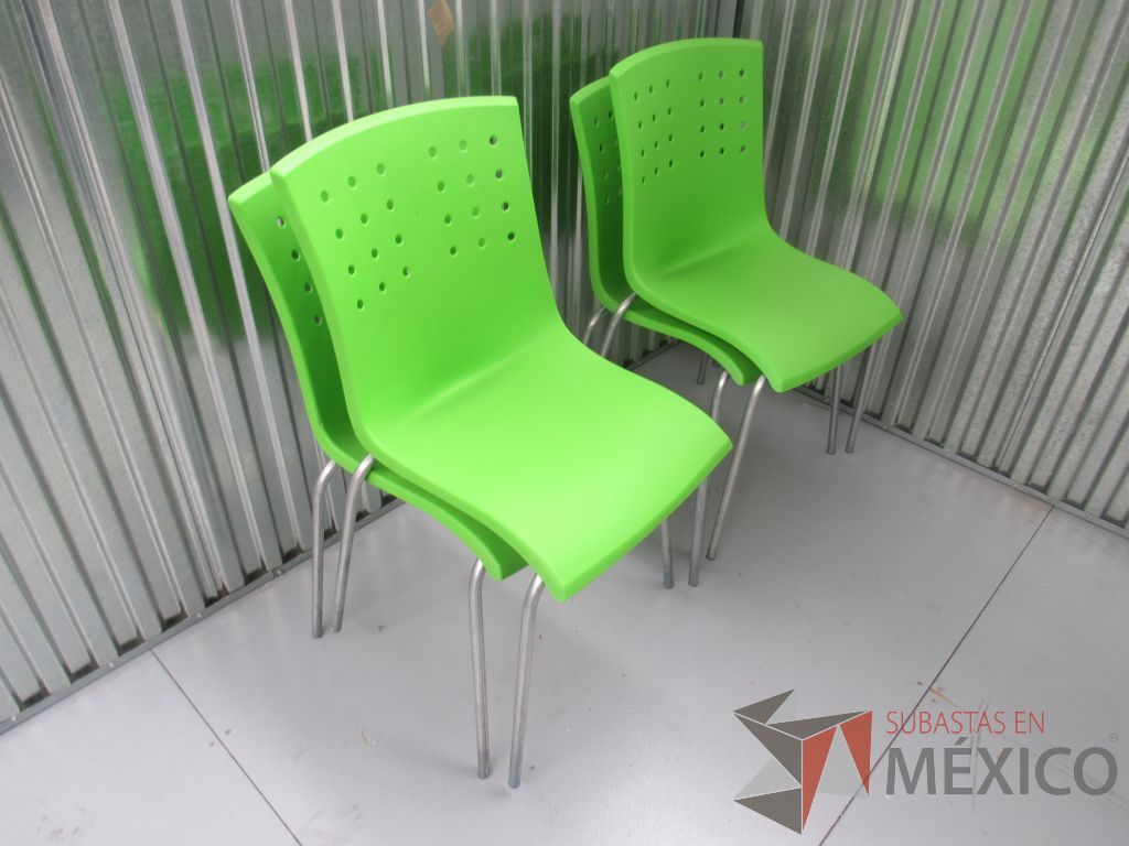 Lote 026 -2 Sillas de comedor con respaldo y asiento en color verde de plástico, patas metálicas - Imagen 4