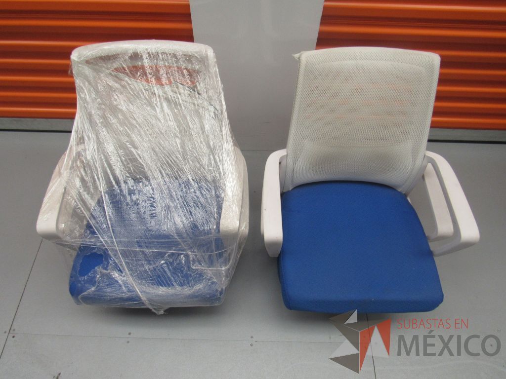 Lote 015 -3 Sillas operativas con descansabrazos, respaldo de malla blanco, asiento de tela en color azul y patas con ruedas - Imagen 3