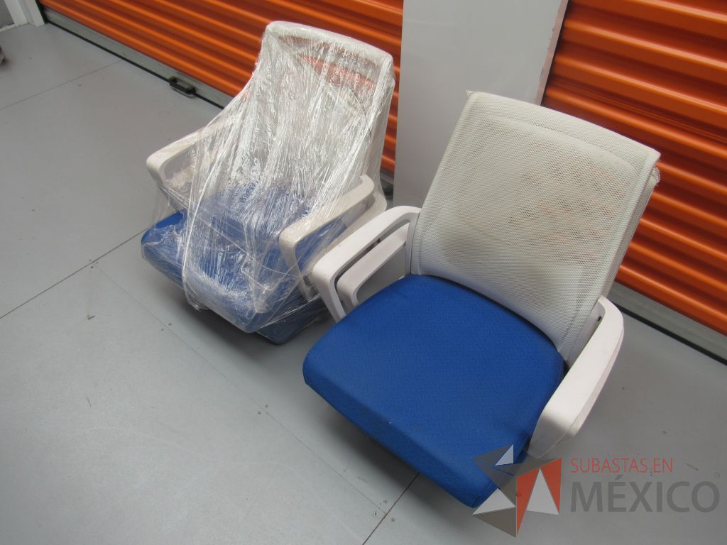 Lote 015 -3 Sillas operativas con descansabrazos, respaldo de malla blanco, asiento de tela en color azul y patas con ruedas - Imagen 4