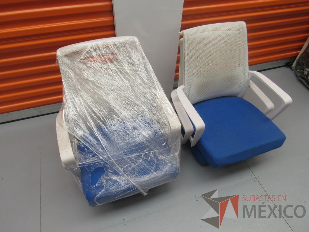 Lote 015 -3 Sillas operativas con descansabrazos, respaldo de malla blanco, asiento de tela en color azul y patas con ruedas - Imagen 5