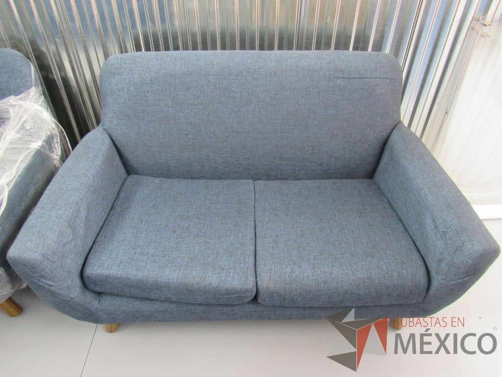 Lote 003 -Sillón de visita de 2 plazas en tela color azul con patas de madera