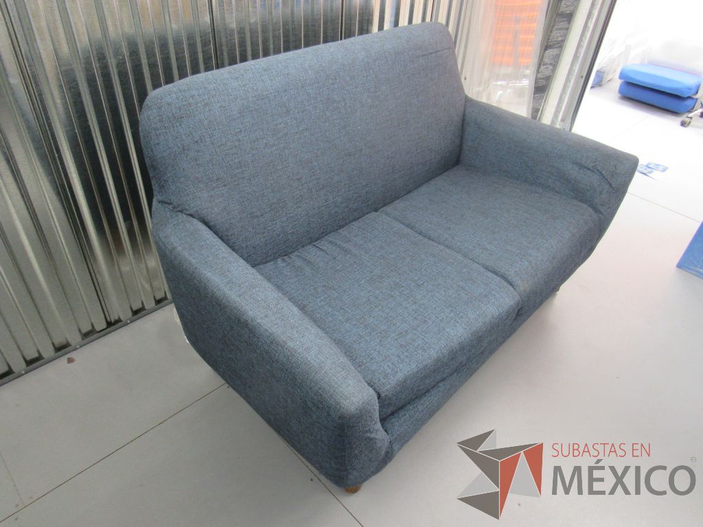 Lote 002 -Sillón de visita de 2 plazas en tela color azul con patas de madera - Imagen 2