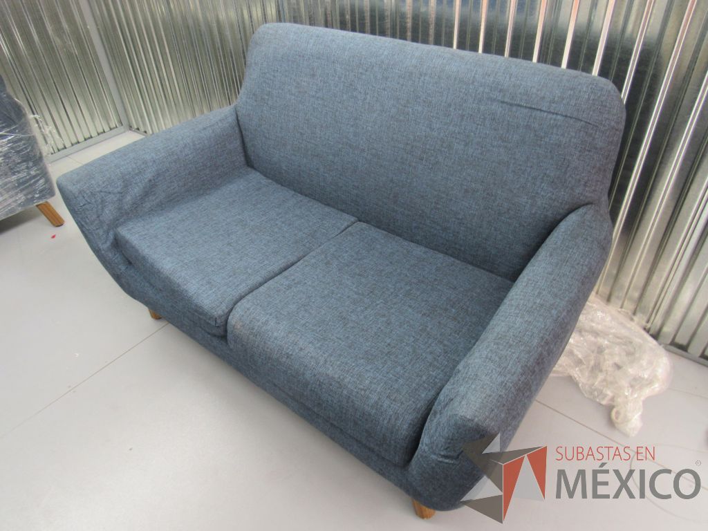 Lote 003 -Sillón de visita de 2 plazas en tela color azul con patas de madera - Imagen 13