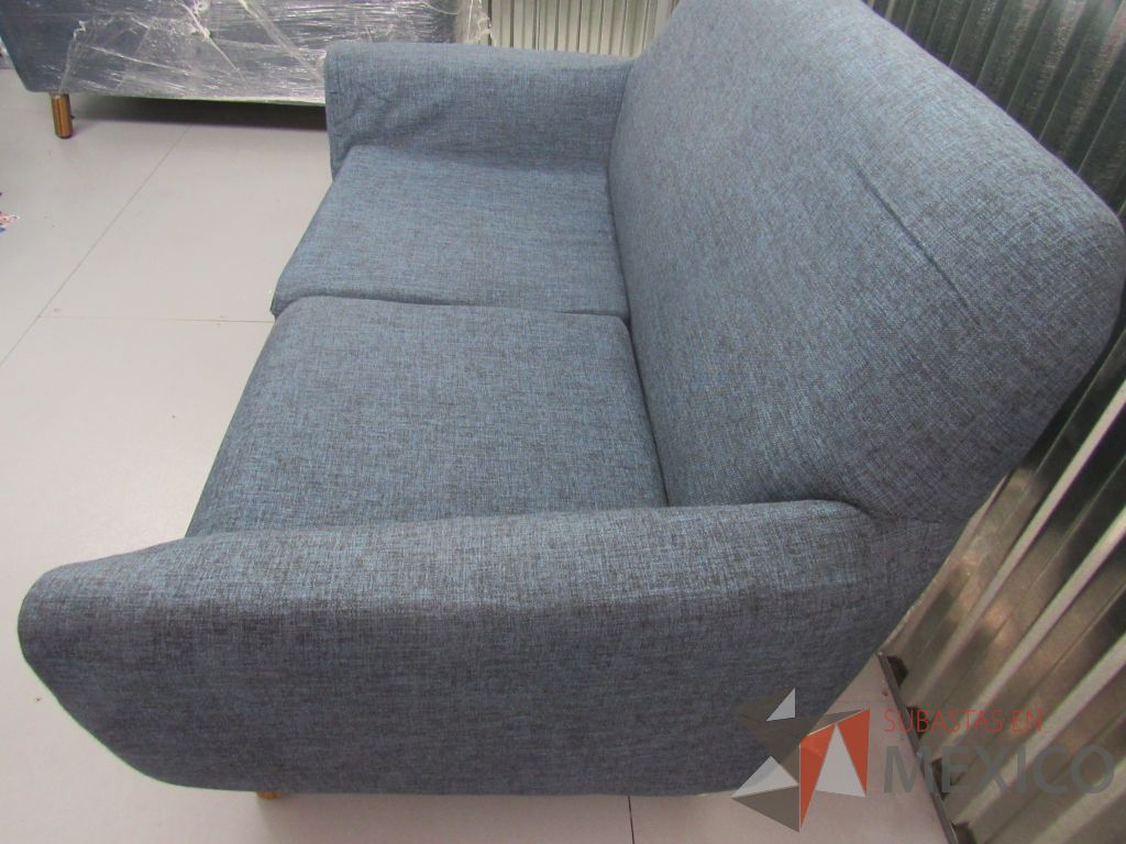 Lote 003 -Sillón de visita de 2 plazas en tela color azul con patas de madera - Imagen 11