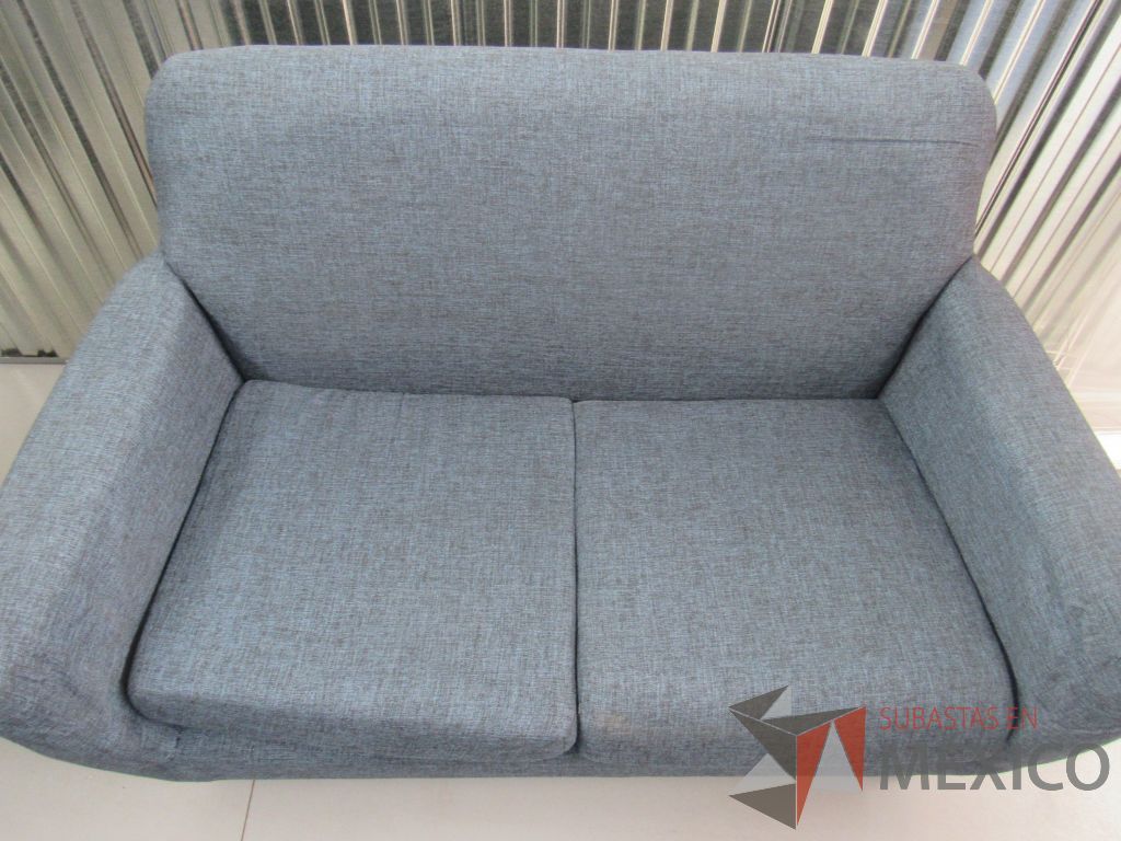 Lote 003 -Sillón de visita de 2 plazas en tela color azul con patas de madera - Imagen 12