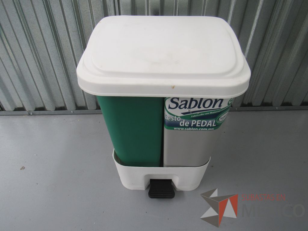 Lote 038 -Bote de basura de plástico, doble deposito con pedal y tapa en color verde y gris, Sablón