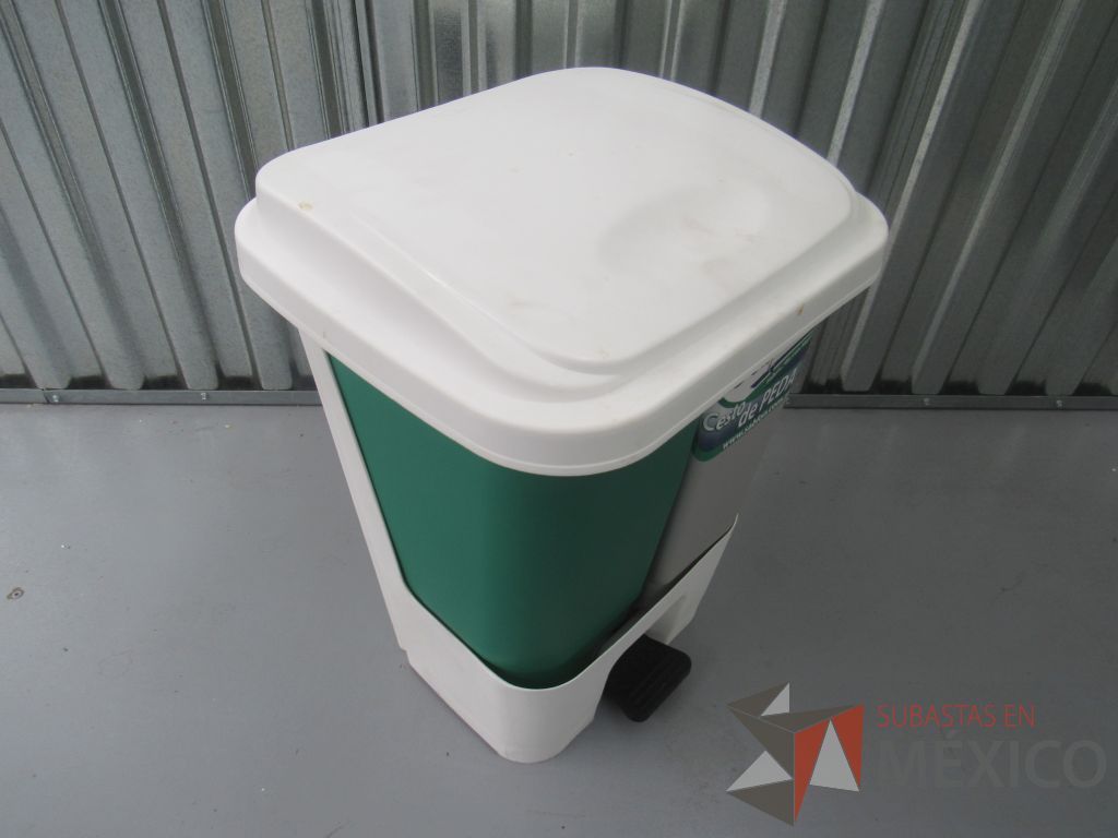 Lote 038 -Bote de basura de plástico, doble deposito con pedal y tapa en color verde y gris, Sablón - Imagen 3