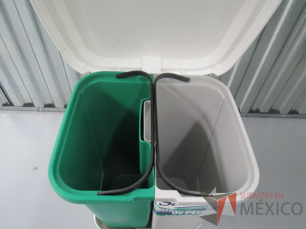 Lote 038 -Bote de basura de plástico, doble deposito con pedal y tapa en color verde y gris, Sablón - Imagen 5