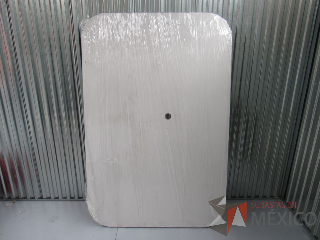 Lote 40 -Mesa de sala de juntas desarmada tipo madera con cubierta en color blanco dividida en 3 piezas
