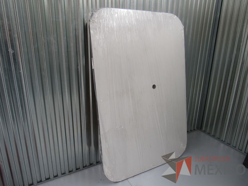 Lote 40 -Mesa de sala de juntas desarmada tipo madera con cubierta en color blanco dividida en 3 piezas - Imagen 3